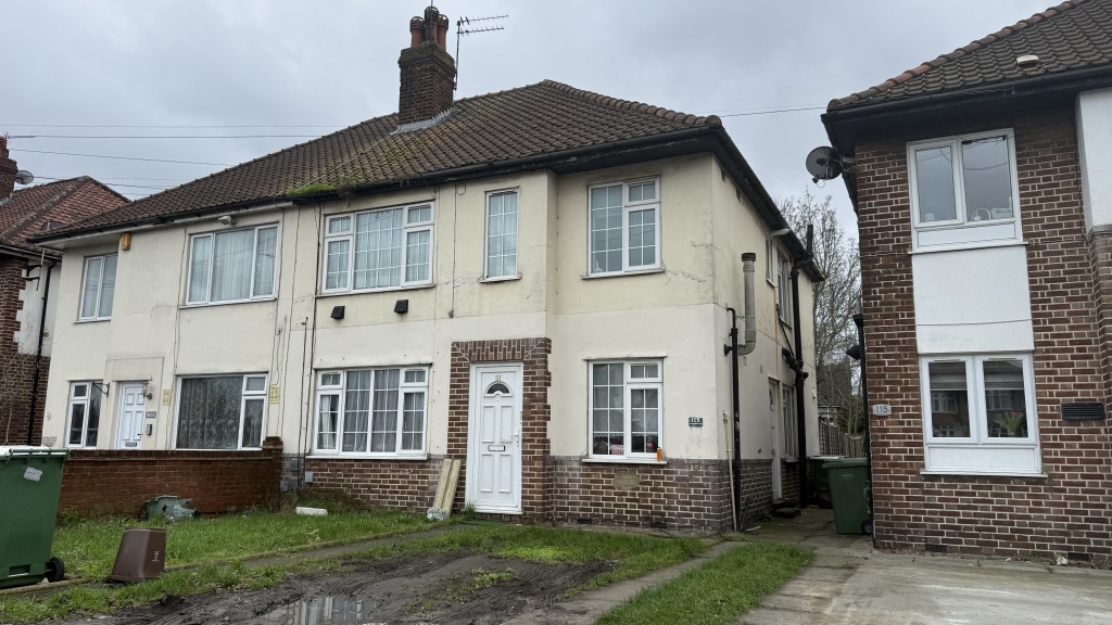 Lot: 138 - SHORT LEASE FLAT INVESTMENT - External image of front of building from street level